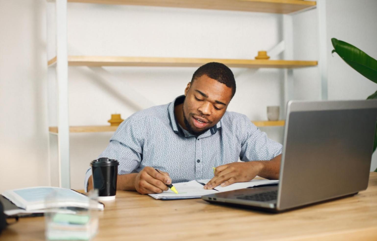 Professionnel analysant des données financières